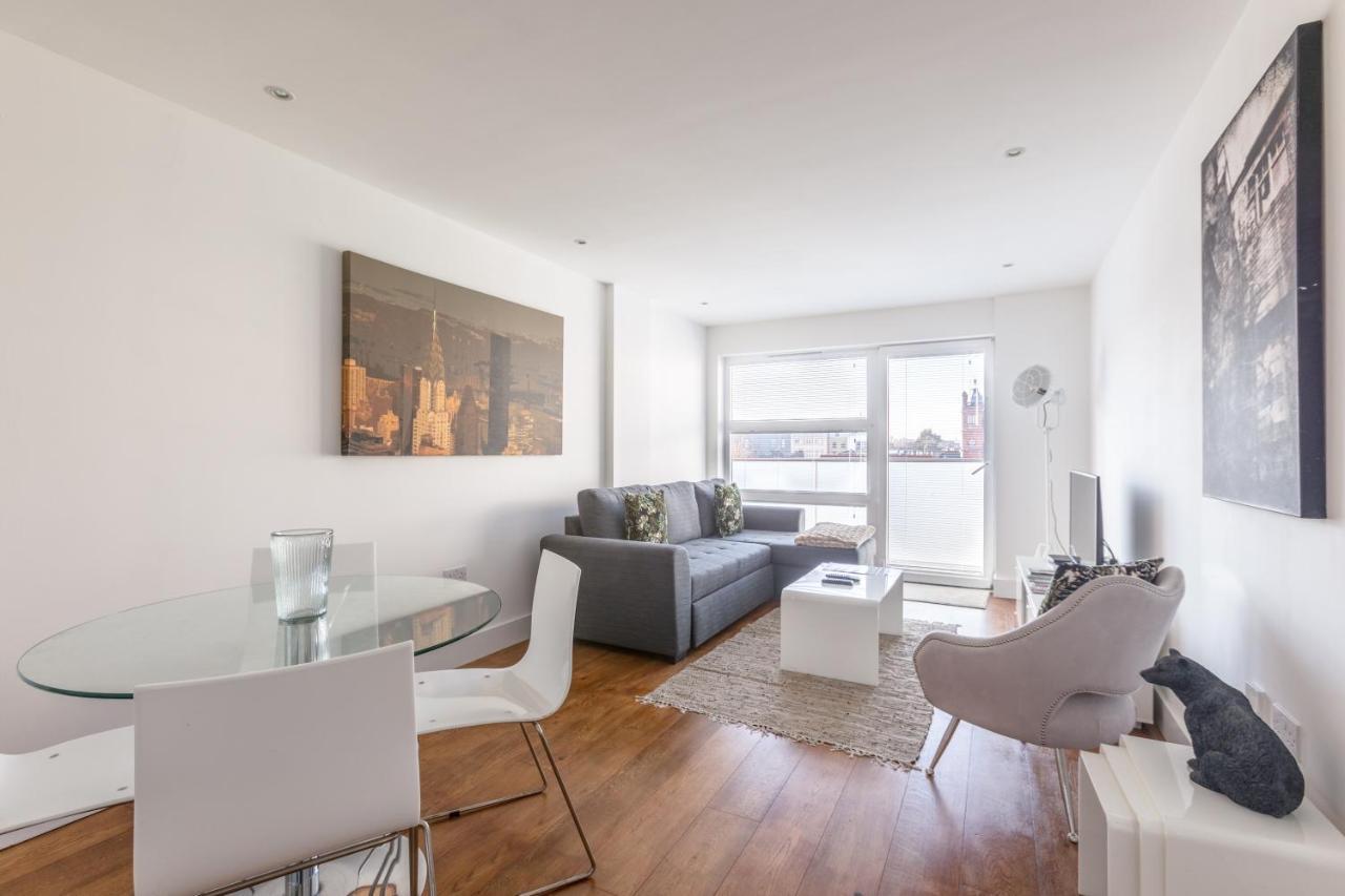 Luxury 2-Bed Flat Parking And Close To The Tube London Exterior photo