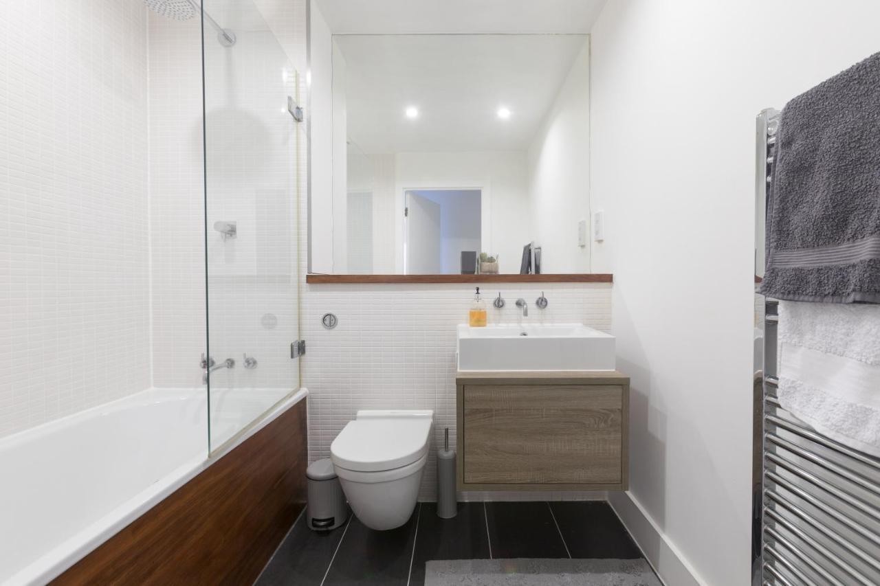 Luxury 2-Bed Flat Parking And Close To The Tube London Exterior photo