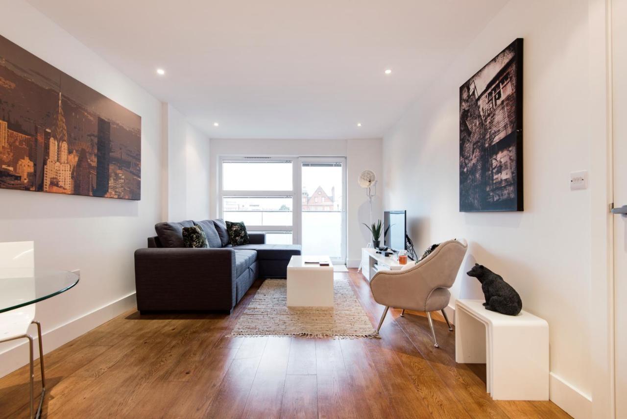 Luxury 2-Bed Flat Parking And Close To The Tube London Exterior photo