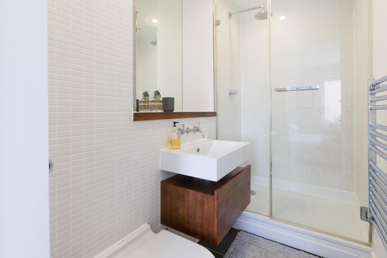 Luxury 2-Bed Flat Parking And Close To The Tube London Exterior photo